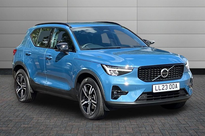 2023 VOLVO XC40