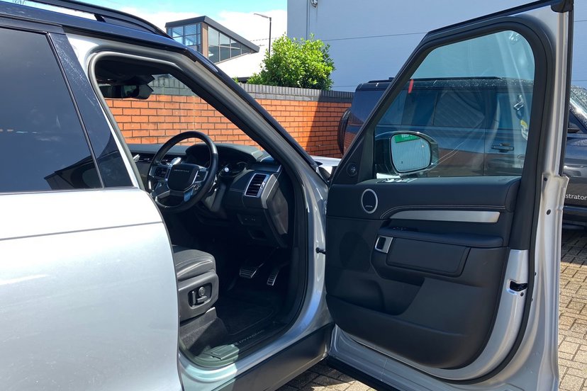 2023 Land Rover Discovery thumbnail 23