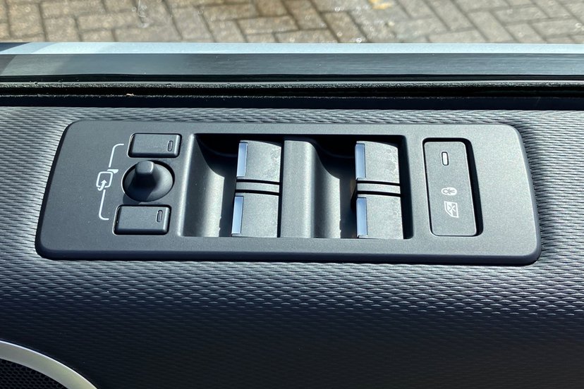 2023 Land Rover Discovery thumbnail 24