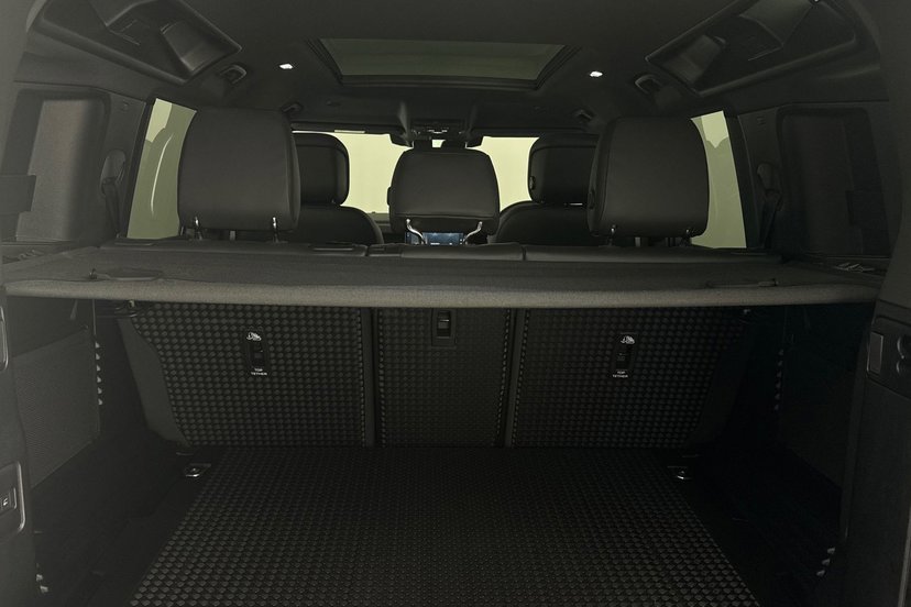 2025 Land Rover Defender thumbnail 11
