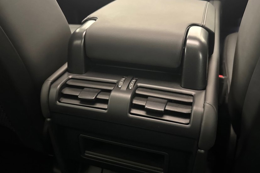2025 Land Rover Defender thumbnail 19