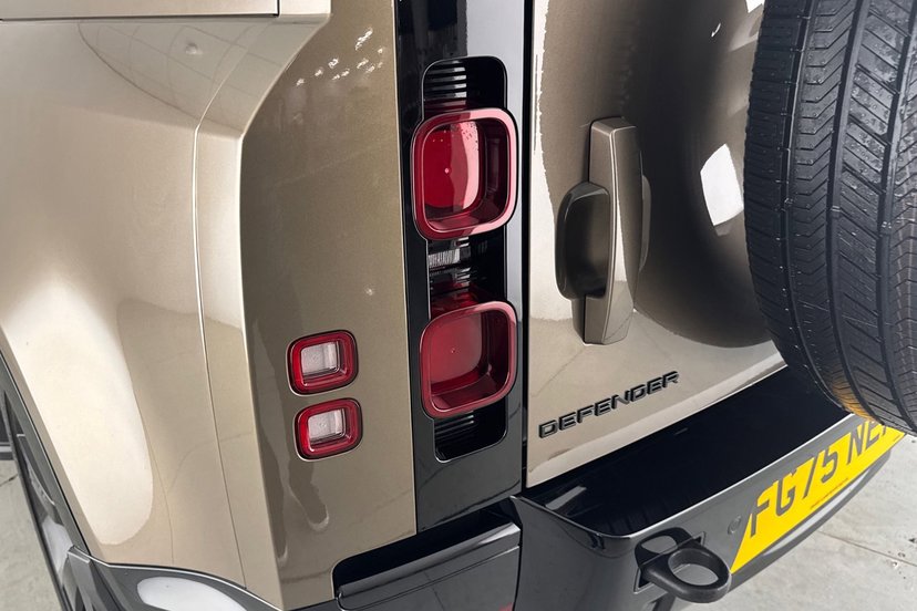 2025 Land Rover Defender thumbnail 20