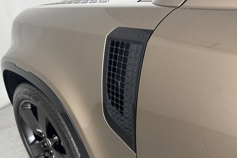 2025 Land Rover Defender thumbnail 21