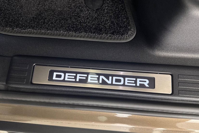 2025 Land Rover Defender thumbnail 24