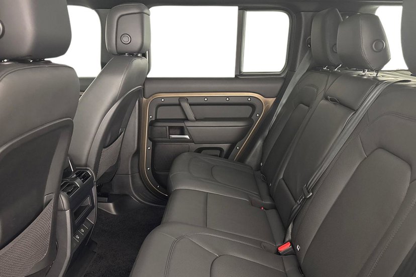 2025 Land Rover Defender thumbnail 5