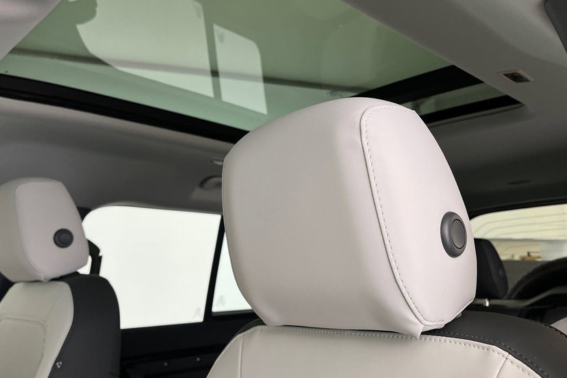 2026 Land Rover Defender thumbnail 22