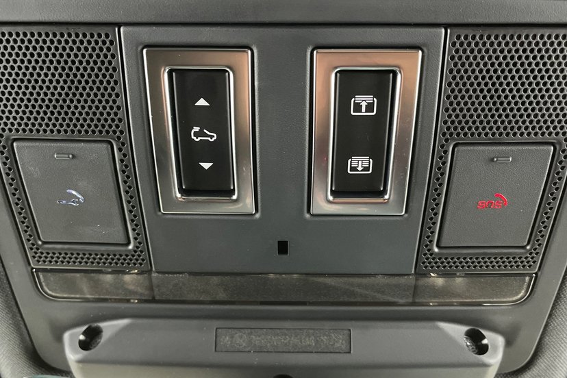 2026 Land Rover Defender thumbnail 24