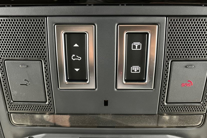2026 Land Rover Defender thumbnail 24