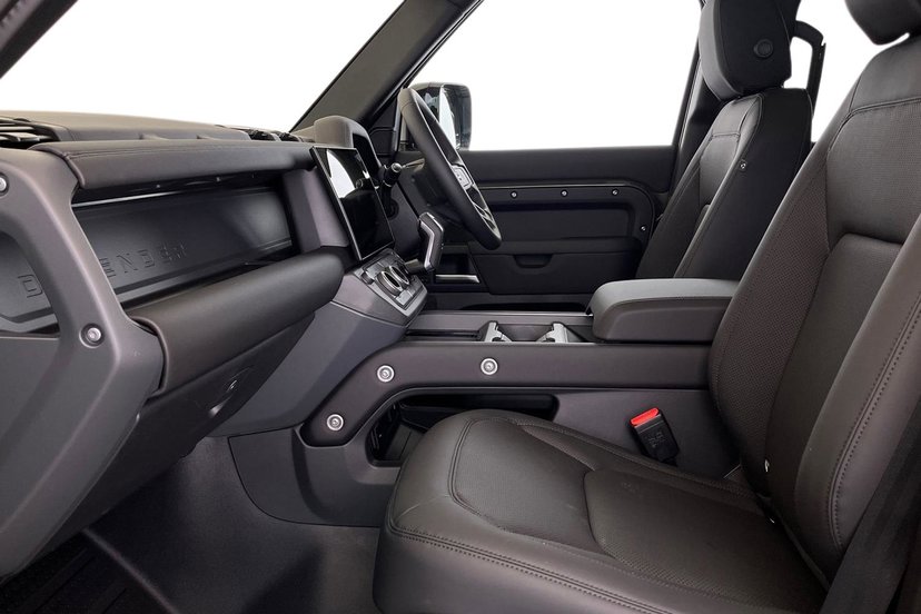 2026 Land Rover Defender thumbnail 4