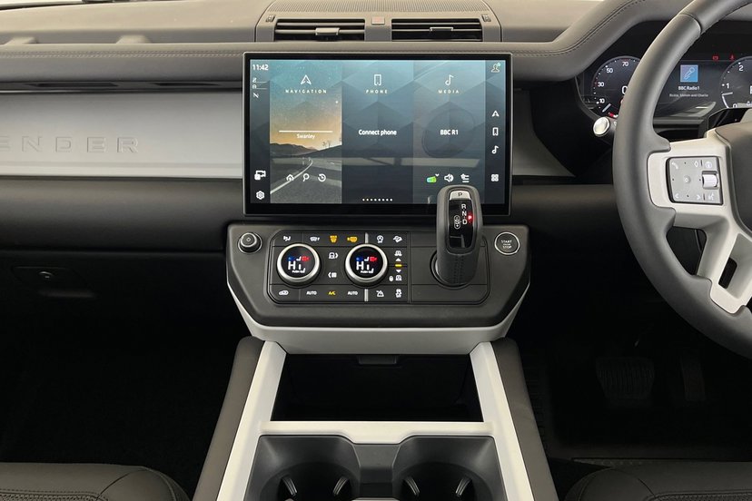 2026 Land Rover Defender thumbnail 15