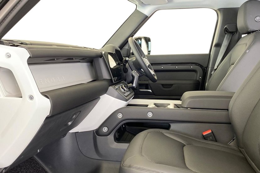 2026 Land Rover Defender thumbnail 4