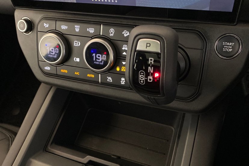 2026 Land Rover Defender thumbnail 14