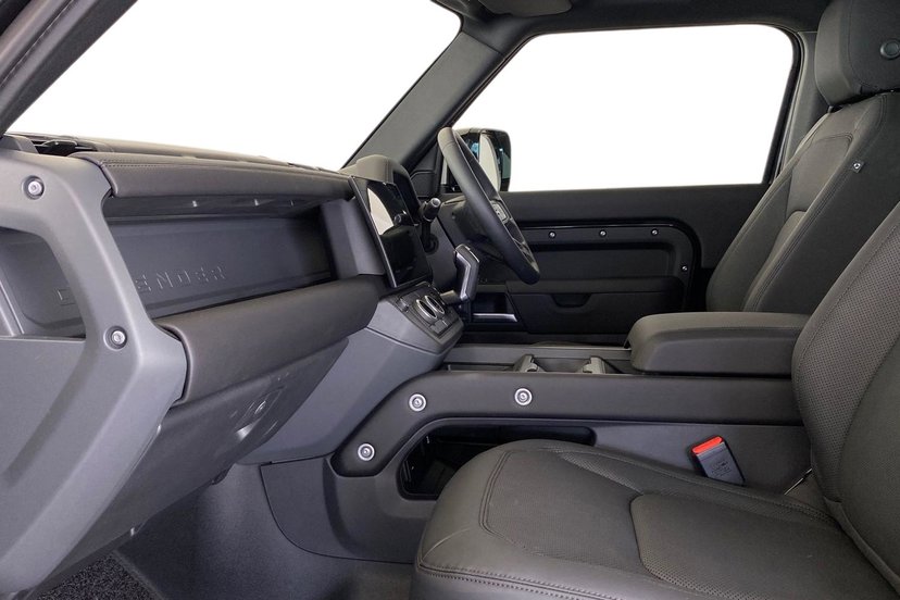 2026 Land Rover Defender thumbnail 4