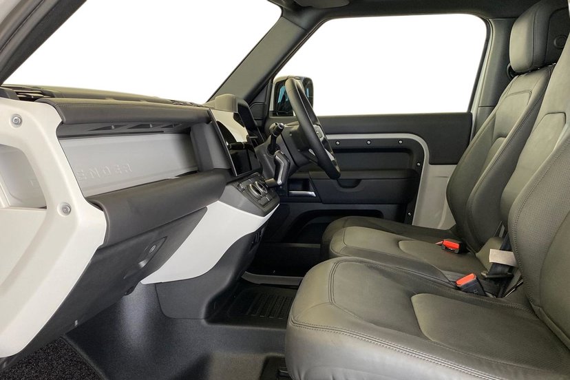 2026 Land Rover Defender thumbnail 4