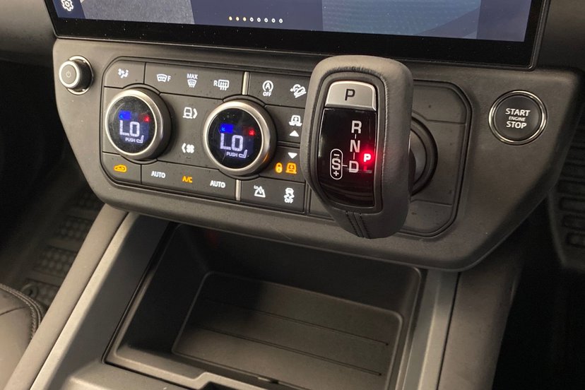 2026 Land Rover Defender thumbnail 14