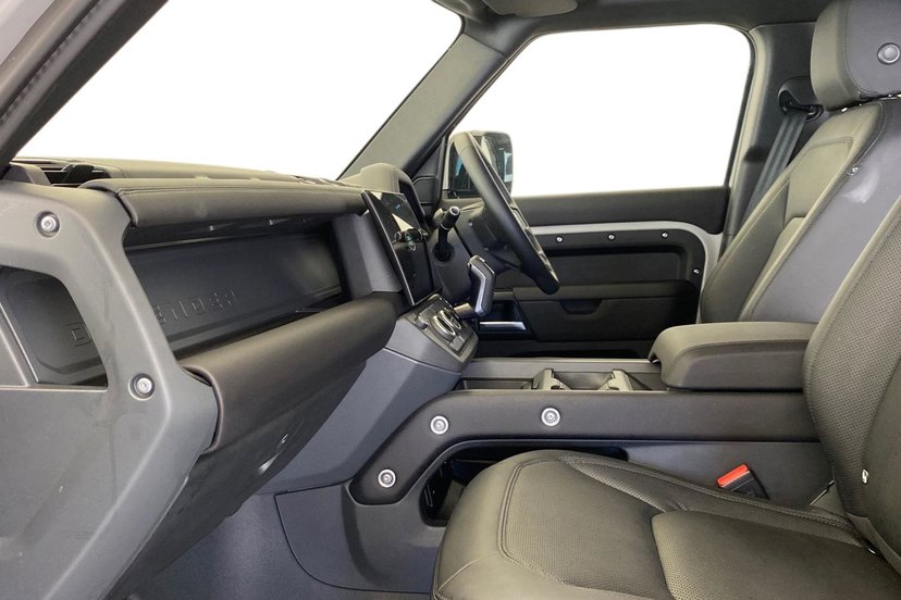 2026 Land Rover Defender thumbnail 4